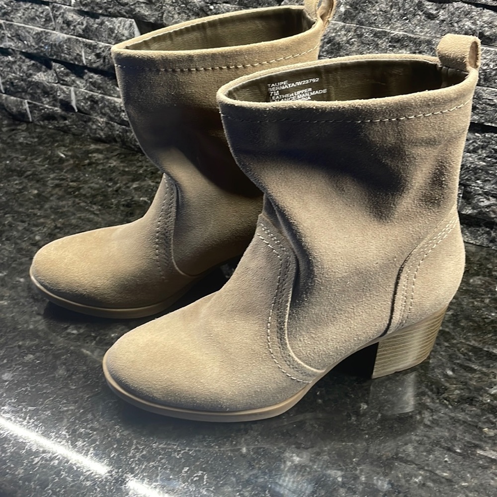 White Mountain beige boots, suede, size 7m, never worn!